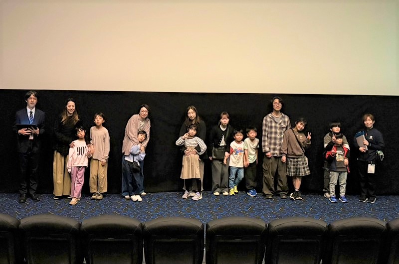 映写体験ツアーにご参加いただいた子どもたちとそのご家族