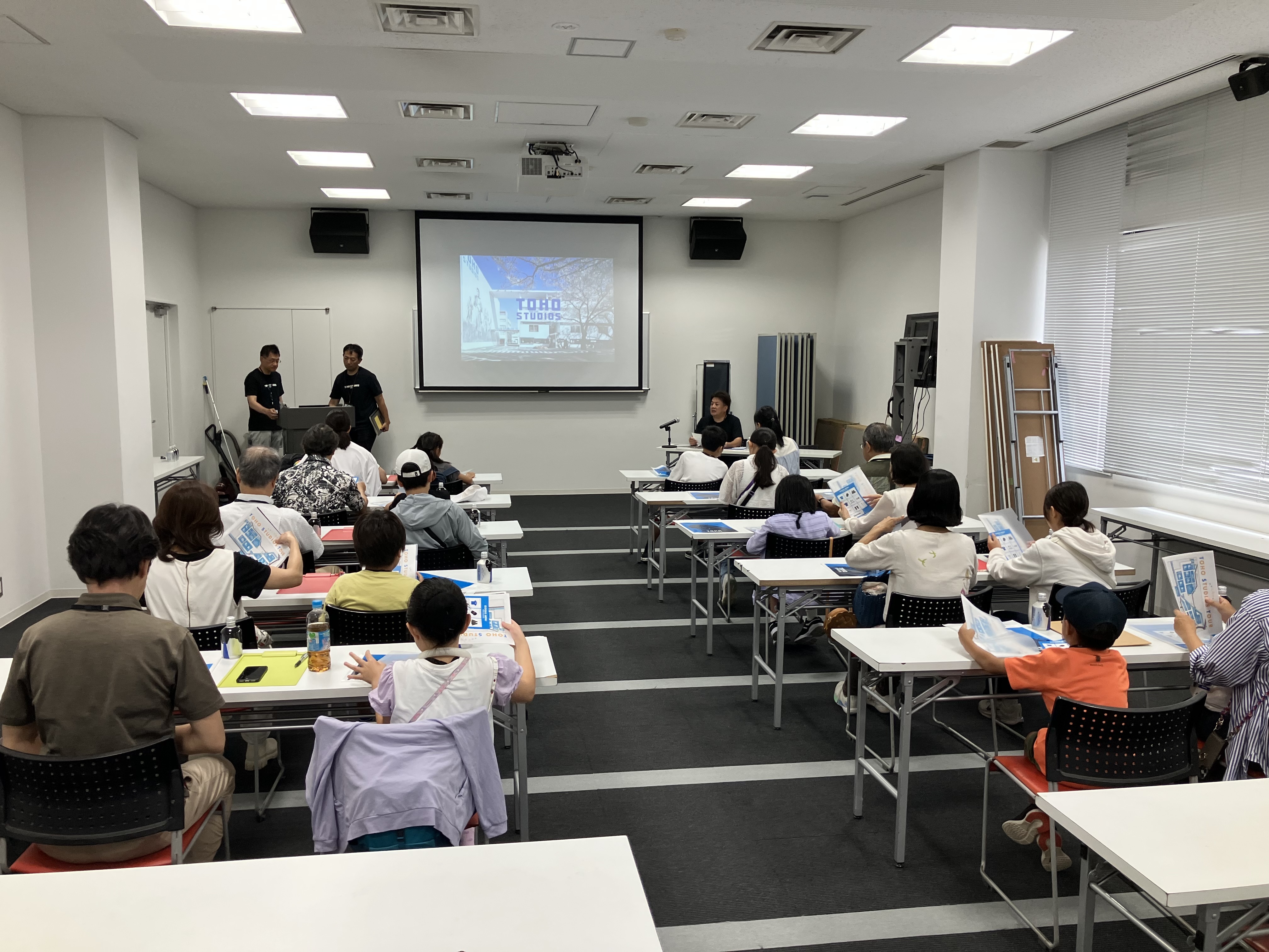 東宝スタジオの歴史や概要について説明する様子