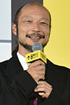 歩く男役