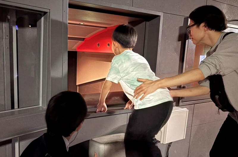 映画館の「映写室」へ。映写室からスクリーンをのぞき込んだり、映写機から放たれる強い光に手をかざしたりするなど、全身で投影技術を体感。一筋の光が映像へと変わる不思議を驚きとともに学びました。