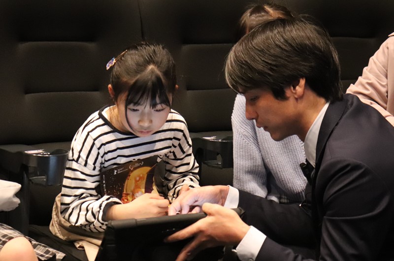 子どもたちが「映写スタッフ」になって、自ら選んだ予告編を投影。暗転した場内に光が走り、物語が動き出した瞬間、子どもたちは息をのむようにそのスクリーンを見つめていました。