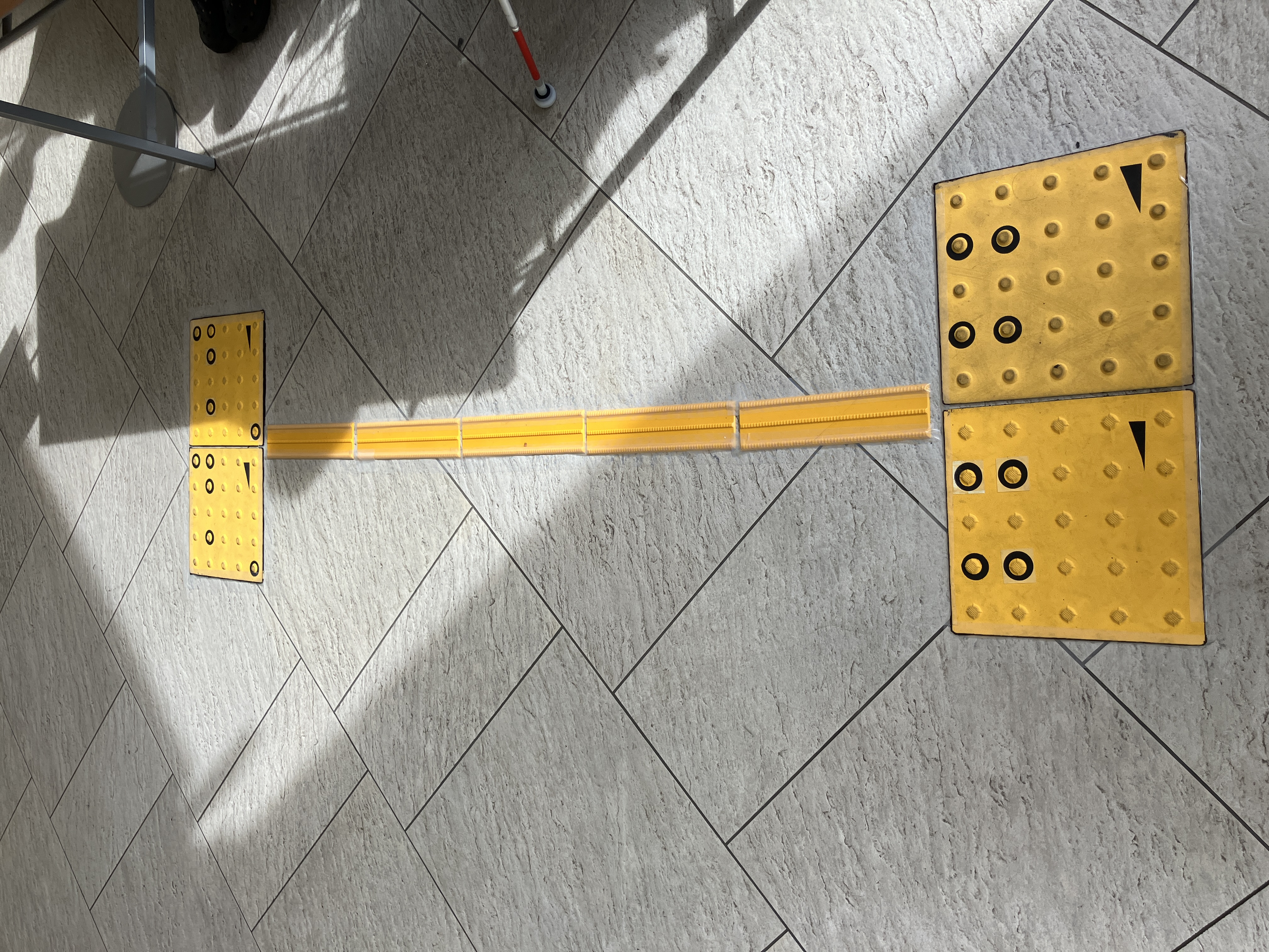 協力：iU 情報経営イノベーション専門職大学　<br />
情報を設定した点字ブロックをアプリで読み込むことで、音声で情報を提供するコード化点字ブロックに関する取り組みについて、展示と説明をいたしました。