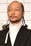 歩く男役